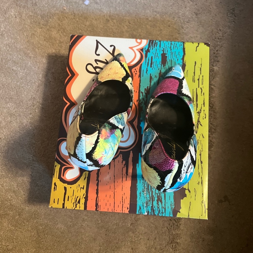 Beautiful Multi Color Pump - Picture 3 of 3